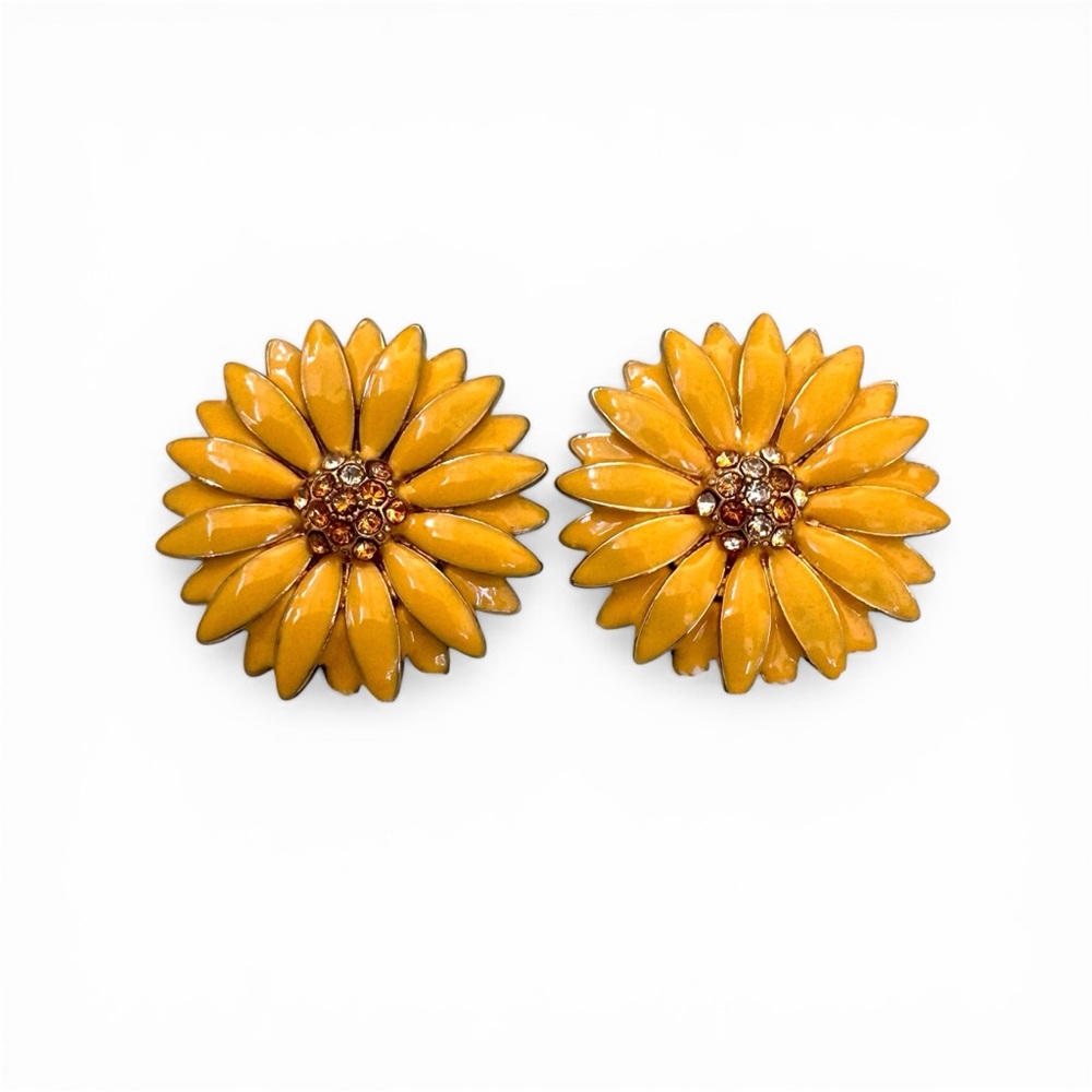 New! Daisy Post Earrings. Gold Toned Setting, Yellow Petals, and Rhinestones.
